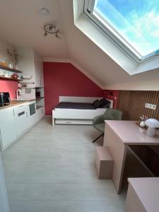 a small room with a bed and a kitchen at Gästezimmer am Lippesee - Apartements mit Küche - Perfekt für Langzeitaufenthalt in Paderborn