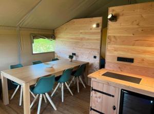 a table and chairs in a tiny house at La Montagne in Tournus