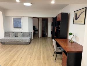 a living room with a bed and a desk at Summit Ultracentral in Baia Mare