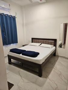 a bedroom with a bed with blue pillows on it at Zen Villa in Murūd
