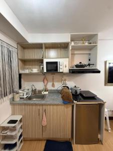 eine Küche mit Spüle und Arbeitsplatte in der Unterkunft Chyns Suite in Marilao