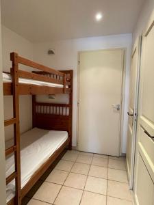a bedroom with two bunk beds and a closet at Résidence de vacances avec piscine in Aiguèze