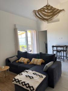a living room with a blue couch and a table at Maisonnette avec terrasse in Montauban