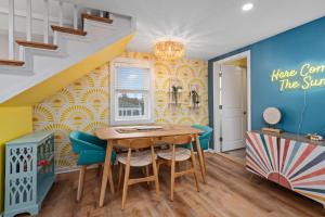 a dining room with a table and chairs at Salisbury Sol Pet Friendly Private Balconies in Salisbury