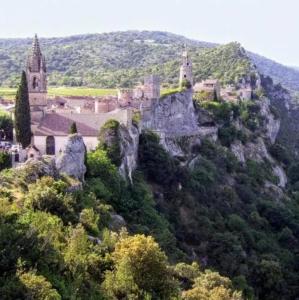 a castle sitting on top of a mountain at Résidence de vacances avec piscine in Aiguèze