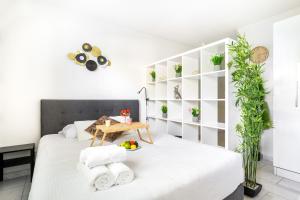 a bedroom with two beds and a table at BnGo I Le Cosy des Canuts I Parking, 2p, proche hôpital in Caluire-et-Cuire