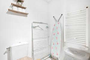 a white bathroom with a shower and a mirror at BnGo I Le Cosy des Canuts I Parking, 2p, proche hôpital in Caluire-et-Cuire