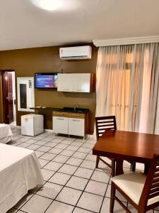 ein Zimmer mit Küche, Tisch und Esszimmer in der Unterkunft Schalom Hotel in Imperatriz