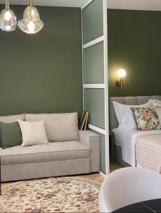 a room with a couch and a bed and a mirror at Atelie Home Experience 2 in Serres