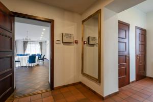 a hallway with a door and a mirror and a dining room at BURMISTRO NAMAS in Druskininkai