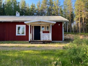 a red house with a white door and a porch at Hus i Los in Los