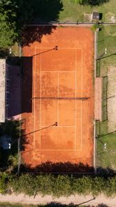 an overhead view of an orange tennis court at Cabañas Ocho Soles in Las Rabonas