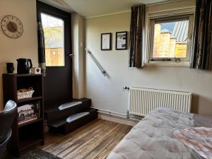 a bedroom with a bed and a window at B&B Warnstee in Wichmond