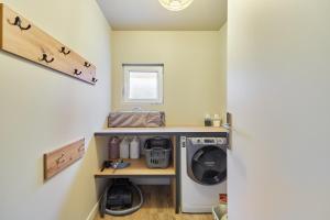 a laundry room with a washer and dryer at Jeanne d'Arc - Plage à pied - Central in Villerville