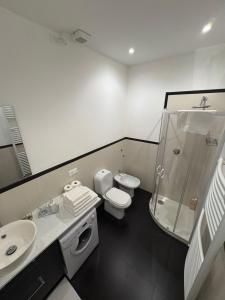 a bathroom with a toilet and a shower and a sink at Magico Relax Bordighera-Open space con piscina, parcheggio privato gratuito e vista mare in Bordighera