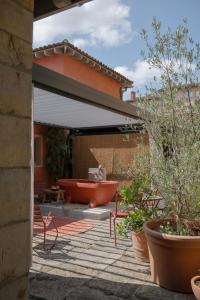 a patio with a tub and some plants at MiHotel Tour Rose in Lyon
