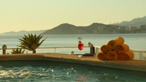 贝尼多姆纳达尔酒店的游泳池旁的旁边是一杯葡萄酒