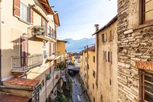 a view of an alley between two buildings at La Casa sulla Cascata in Colonno