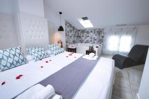 a bedroom with a large bed with red roses on it at Apartamentos Cabañas in Carboneras de Guadazaón