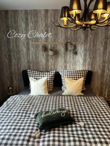 Llit o llits en una habitació de Cozy Chalet 6 fotos més