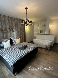 Llit o llits en una habitació de Cozy Chalet