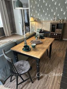 Zona d'estar a Cozy Chalet