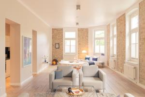 a living room with chairs and a table at OSTKÜSTE - Villa Albatros Design Apartments in Ahlbeck