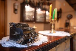 a table with an old sewing machine on top of it at Góry Sowie Agroturystyka in Rzeczka