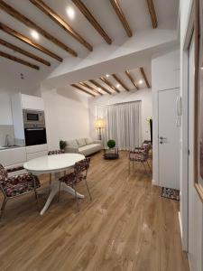 a living room with a table and chairs and a couch at Cuatro Cantillos in Aguilar de la Frontera
