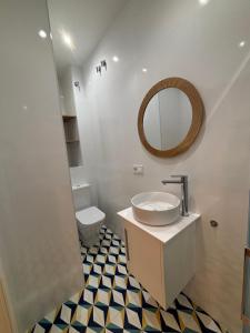 a bathroom with a sink and a mirror and a toilet at Cuatro Cantillos in Aguilar de la Frontera