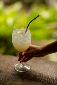 a person holding a drink with a straw at Pousada Santa Martha in Ubatuba +43 photos