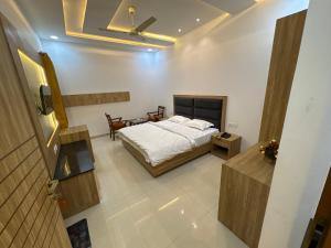 a bedroom with a bed and a table and chairs at Hotel Silver Bricks in Amritsar