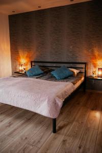 a large bed in a room with two lamps at Apartament Damian in Kamienna Góra