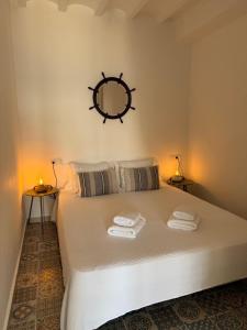 a bedroom with a bed with towels on it at H&B COSTABLANCA in Villajoyosa