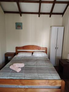 a bedroom with a bed with two towels on it at Cabañas Arlenne in Valdivia
