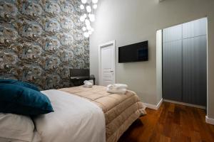 a bedroom with a bed with two stuffed animals on it at ZapataRelais in Naples