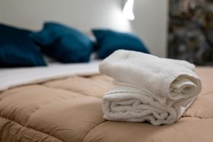 a stack of towels sitting on the edge of a couch at ZapataRelais in Naples