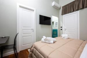 a bedroom with a bed with towels on it at ZapataRelais in Naples