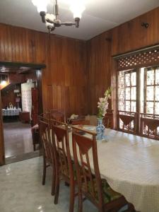 a dining room with a table and chairs at Antique Villa in Gampola