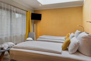 a hotel room with two beds and a television at Ferienhaus Milchstraße mit Sternenblick in Lochow