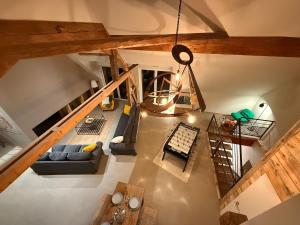 an overhead view of a living room with a couch at A l'Ancienne Ferme in Steinseltz