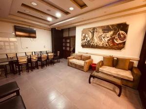 a large room with a large painting on the wall at Solitaire Plaza Hotel-Ismailia سولتير بلازا الاسماعلية in Ismailia