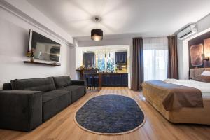 a hotel room with a bed and a couch at Studio Noa Escape in Saturn