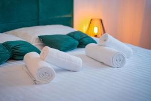 zwei Rollen Handtücher liegen auf einem Bett in der Unterkunft MrResidence in Sînpetru