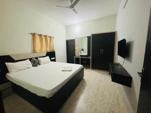 a bedroom with a large bed and a desk at Swarnpalace Hotel and Resort in Chaupāran