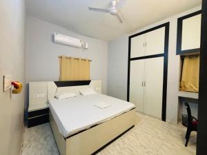 a small bedroom with a bed and a window at Swarnpalace Hotel and Resort in Chaupāran +28 photos