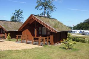 a small wooden building with a grass roof at noordwind camping galsklint in Middelfart +6 photos