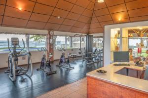 ein Fitnessstudio mit Laufbändern und Ellipsentrainern in der Unterkunft Royal Decameron Salinitas - All Inclusive in Los Cóbanos