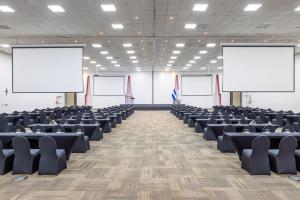 ein leerer Konferenzraum mit Stühlen und leeren Bildschirmen in der Unterkunft Royal Decameron Salinitas - All Inclusive in Los Cóbanos + 64 Fotos