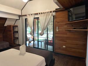 a bedroom with a bed and a sliding glass door at Hotel Bahía in Marisco Guapinol